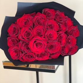 Red roses in black craft